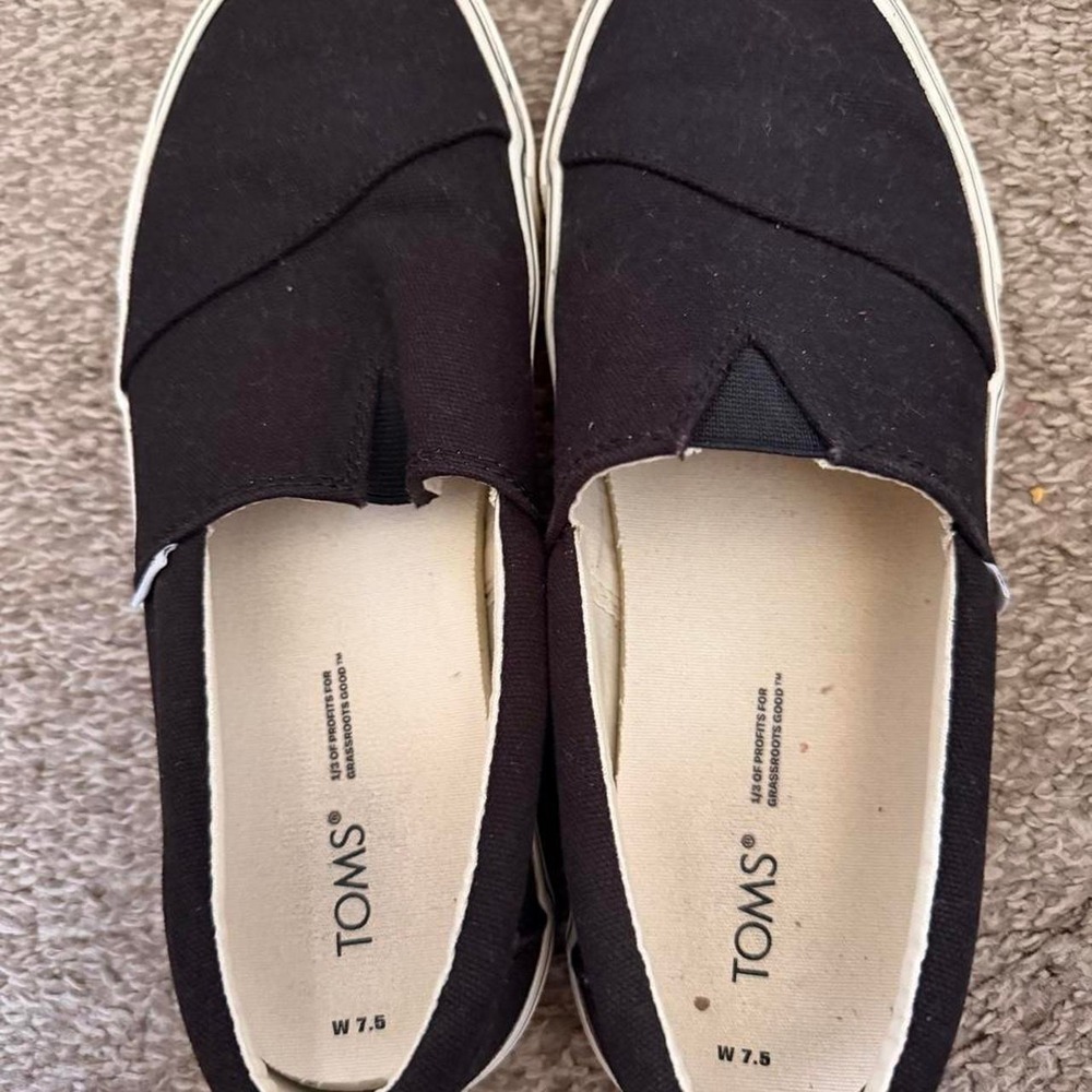 Black Toms slip-on canvas sneakers in US 7.5